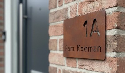 Naambord van cortenstaal