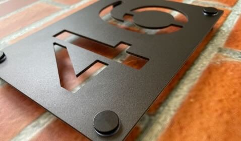 Huisnummerbord uitgesneden