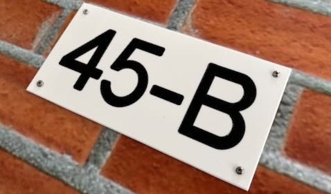 Gegraveerd huisnummer acrylaat met gegraveerd nummer