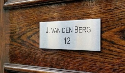 rvs naamplaatje gegraveerd op de voordeur