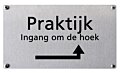 Bedrijfsbord rvs praktijk ingang om de hoek 16 x 9 cm