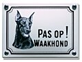 Hier waak ik bordje met foto Dobermann