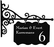 Zwart uithangbord van gietijzer met sierlijke randen 41 x 37 cm