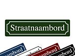 Klassiek straatnaambord met sierlijk kader in blauw, wit, groen, bordeauxrood en zwart