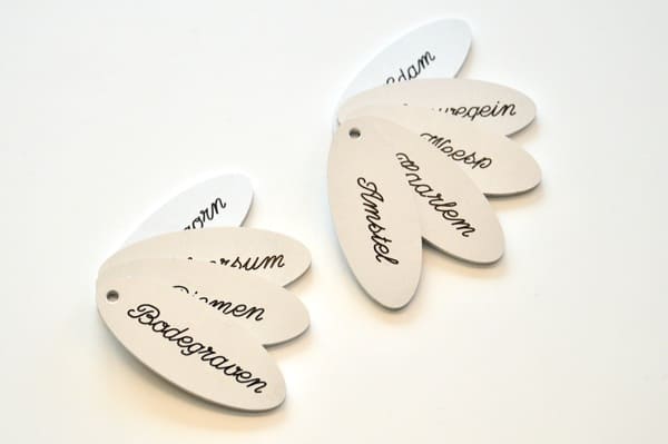 Sleutelhangers gegraveerd en ingelakt