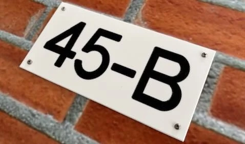 Gegraveerd huisnummer acrylaat met gegraveerd nummer