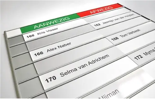 Presentiebord met gegraveerde naamplaatjes